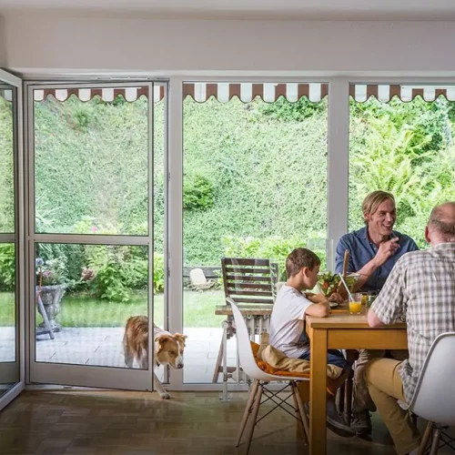 Insektenschutz-Pendeltür von Neher, offenstehend, zeigt die einfache Durchgangsmöglichkeit und das elegante Design, perfekt für einen mühelosen Schutz vor Insekten in jedem Zuhause.